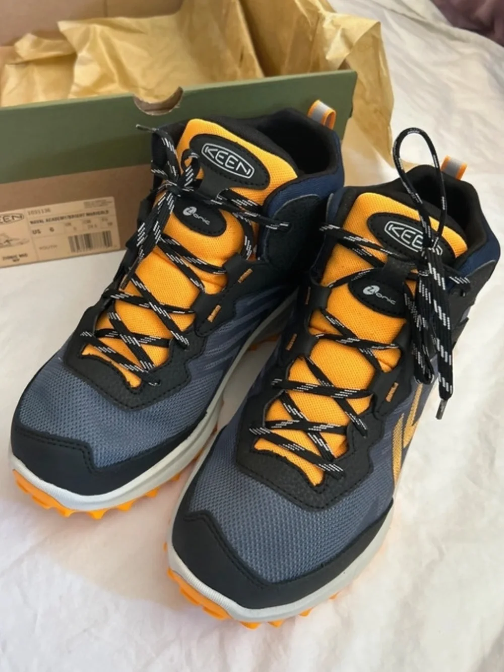 KEEN Zionic Mid Waterproof Hiking Boots Youth 6 NWT